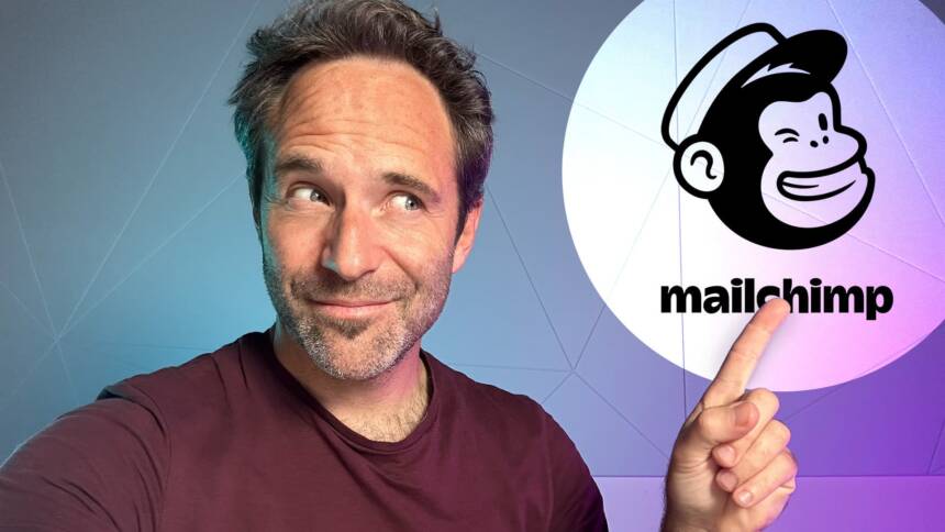 Roman Lehmann zeigt auf das Mailchimp Logo