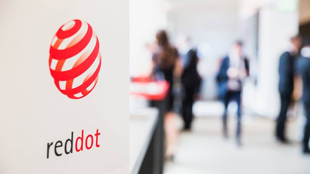 Red Dot Award Logo mit Leuten im Hintergrund